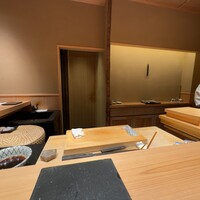 鮨処 やまと - 凛とした店内
