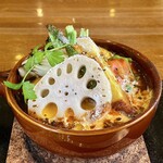 An Juru - ビーフシチュー
                        素揚げした三浦野菜が上を覆い尽くしています！
                        蓮根がまぁ大きい事！
                        じゃがいも・さつま芋・アスパラガス・かぼちゃ・にんじん・玉葱・舞茸・蕪の茎と葉、本当に野菜だけでもボリューミーです。