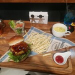 BURGER MAFIA - 日替わりLUNCHチーズマフィアバーガー、ポテト、ミニサラダ、スープ