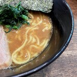 麺家 GOOD LUCK - 赤みがかったスープは醤油の主張が強め。