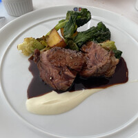 ブラッスリー ポール・ボキューズ 大丸東京 - 豚肩ロースのロティ・インカのめざめ・赤ワインソース。お肉がとっても柔らかい！