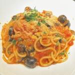 Olive and onion tomato pasta