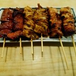 菊乃家本店 - (左)レバ、(中)シロ、(右)焼鳥