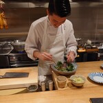 京中華 牧定 - いとよりサラダ調理中