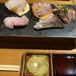 博多メシ 男厨 - 男厨盛(だんちゅうもり)という名前の刺身盛りを一人前を二つ用意してもらいました。手前左側が白ポン酢、右側が刺身醤油。