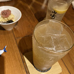 Hakata Meshi Danchuu - 2杯目、手間が梅酒のソーダ割り、奥が知多のハイボール