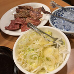 元氣七輪焼肉 牛繁 - ネギ盛り　奥には牛繁カルビとハラミ