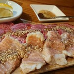 カウンター焼肉かるび - ネギ塩タン、てっちゃん