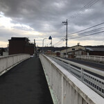 Sumibi Shichirin - 途中、橋を渡る　※なかなかの郊外だ