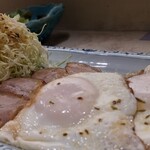 肴屋 魚まる - チャーシューエッグ