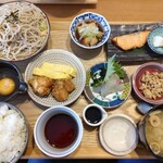 Yakitori Hare Tsubame - おかず八種と二口蕎麦の満腹御膳（1100円）