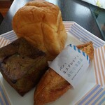 パンとエスプレッソと - 上から山食、抹茶ミルクフランス、つぶあんぱん