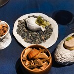 レストラン ローブ - タピオカチップスの上につぶ貝、菊芋のコーヒー豆、セップ茸フィナンシェ、豚と鶏のブータンブラン、イノシシの煮込みコロッケ