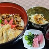 宮島いちわ - あさりあなごめし定食(税込2,300円)
小鉢、お吸い物、お漬け物付き
浅蜊も宮島近海の特産なので着眼点は良いと思います
白焼きにした煮穴子(長崎県対馬産)と浅蜊時雨煮が載っていますが少し穴子が少なめ