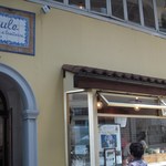 ナプレ - お店の外観です。１階でピザを焼いていました。