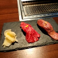 天空焼肉 星遊山 - 肉寿司 左:和牛サーロイン、右:赤身炙り