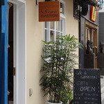 カフェ ド ガモヨン - ブルーのドアが良いですね☆
