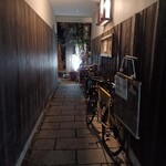 どんこ - 昭和館のある通路