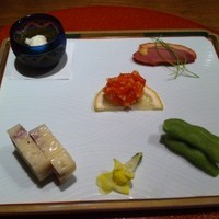 あひ鴨一品 鳥安 - 前菜（５品）枝豆、もずくのとろろ掛け、サーモン粕和え、鴨のロースト、鴨入り練物