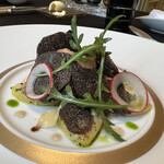 ガストロノミー ジョエル・ロブション - フォアグラのコポーとインカの目覚めのマリネに黒トリュフを削りかけて