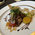 ガストロノミー ジョエル・ロブション - イベリコ豚のプルマのキャラメリゼ　季節野菜とサクラペッパーの風味で