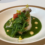 ガストロノミー ジョエル・ロブション - 香ばしく鱗を焼きあげた甘鯛　蛤と菜の花のクーリと共に