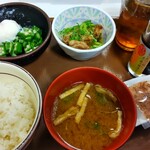 すき家 - 混ぜのっけご飯ミニ320円。小鉢はミニ牛。