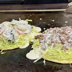 お好み焼 青森 - 広島風で生地の上にキャベツや具を敷いて､その上から更に生地を垂らす