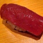 鮨 さかい - ⑬本鮪赤身(宮城県石巻産、122kg)
      日本近海の産卵期は春～夏、旬は初秋～冬
      赤身独特の風味とコクがあります
      軽く漬けにされておりますが、酸味が微かにあり、旨みが華やか