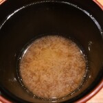 鮨 さかい - ⑱赤出汁(車海老の頭と殻&鮃アラのお出汁)
      生臭さが無いので1度焼いて使っているのかと思ったら水洗いのみ、少しでも血が残ると直ぐに臭みが出るので大変
      綺麗な旨みが味わえる赤出汁はなかなかありません