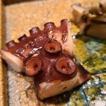 鮨 さかい - ④真蛸(福岡県志賀島産、雌)の軟らか煮
      産卵期は初夏～初秋、2度目の旬となる晩秋～冬は旨味が強くなります
      軟らかくもしっかりとした弾力、噛むほどに旨みが拡がります