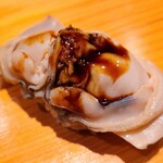 鮨 さかい - ㉑煮朝鮮蛤(千葉県九十九里産)
      初夏～夏が産卵期、旬は産卵前の春～初夏
      非常に軟らかく煮られ、奥行きのある旨みが噛むほどに拡がります
      蛤の味わいも良いのですが穏やかなツメも好み