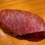 鮨 さかい - ⑮本鮪大トロ(静岡県下田産、184kg)
      本来200kg近いと筋が目立つのですが、滑らかに溶け、違和感がありません
      シャリは人肌より温かくより脂の旨みを感じる
      薫りも豊かで、とても美味しい