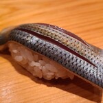 鮨 さかい - ⑫小鰭
      産卵期は春、小鰭は夏、出世魚、寿命3年
      塩振りと〆具合は旨みと香りのバランスが○
      魚の成長度合いによって塩振り量が変わる熟練の技が必要なネタですね