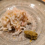 鮨 さかい - ⑦茹で松葉蟹(鳥取県境港産)解し身、蟹味噌添え
      解し身はしっとりとした食感、松葉蟹の香りと甘みのある旨みが一体となって口の中で拡がる
      蟹味噌(肝膵臓)を組合せ、コクも合わせて楽しみます