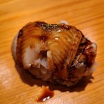 鮨 さかい - ㉒蒸し穴子(長崎県対馬列島産)
      産卵期は初夏～初秋、旬は夏～秋
      ふわふわと軟らかい煮穴子、温かいシャリ
      口の中に入れた瞬間にシャリがほどけます
      一気に拡がる旨みツメも濃過ぎず軽やかな後味