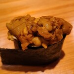 鮨 さかい - ⑰紫雲丹(長崎県大浦湾産)
      産卵期は春～夏、旬は春～夏
      冬は小振りなものが多い
      明礬無添加だから色に鮮やかさはありませんが甘みは上品で穏やか