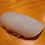 鮨 さかい - ⑩障泥烏賊(長崎県五島列島産、雄、2kg弱)
      産卵期は春～初夏、旬は初春～夏、寿命1年
      4日寝かせですが微かな張りを残した仕込み
      低脂肪なのでアミノ酸の旨みが主体ですが冬は少し脂が増すのか味わいが強い