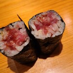 鮨 さかい - ㉔葱トロ巻き
      脂ののった中落ちを葱と山葵と合わせて、すっきりとした後味に仕上げてあります