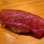 鮨 さかい - ⑭本鮪中トロ(宮城県石巻産、122kg)
      腹上一番でたっぷりのサシ、本鮪の脂は41℃で溶けるのですが、溶け出しが滑らかであっという間に濃厚な脂の旨みが艶やかに拡がります