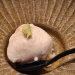 鮨 さかい - ⑧炭火焼き虎河豚白子とシャリのマイクロ丼
      炙られた白子はモチッとした表面の皮の下にトロトロになった上品でコクのあるクリームが充ちており、シャリと一緒に濃厚な味わいを楽しみます