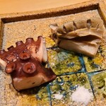 鮨 さかい - ④真蛸(福岡県志賀島産、雌)の軟らか煮
      産卵期は初夏～初秋、2度目の旬となる晩秋～冬は旨味が強い
      
      ⑤黒鮑(佐賀県唐津産)の酒蒸し
      黒鮑の産卵期は秋～冬、旬は初夏～夏