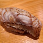 鮨 さかい - ⑲炭火炙り赤鯥【別称:ノドグロ】(長崎県対馬列島産)
      産卵期は初夏～秋、旬は冬～春
      皮目から芳ばしさが薫り、しっかりのった脂が加熱で活性化し、一段も旨みを増しています♪