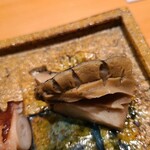 鮨 さかい - ⑤黒鮑(佐賀県唐津産)の酒蒸し
      黒鮑の産卵期は秋～冬、旬は初夏～夏
      冬は海藻の食べている量が少なく、加熱時間が長いと物凄く縮むので、夏より蒸し時間は短め
      弾力と旨みのバランスが良く秀逸