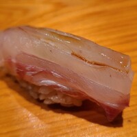 鮨 さかい - ⑪真鯛(佐賀県呼子産、雄、2kg)
                    産卵期は冬～春、旬は初夏～初冬
                    全数雌で生まれ、1kgで全数雄に性転換、2kgで雄雌同数に性転換
                    産卵直前期は雌は良く無いので雄、2日寝かせの妙味を味わう