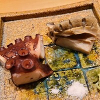 鮨 さかい - ④真蛸(福岡県志賀島産、雌)の軟らか煮
                      産卵期は初夏～初秋、2度目の旬となる晩秋～冬は旨味が強い
                      
                      ⑤黒鮑(佐賀県唐津産)の酒蒸し
                      黒鮑の産卵期は秋～冬、旬は初夏～夏