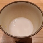 鮨 さかい - ②真鱈白子(北海道根室産)の摺りおろしのお椀
      口当たりは良くスルッと流れ込むのですが、口腔内でコクのある白子の旨みが拡がります
      臭みも無く深い余韻が楽しめます