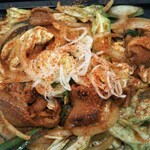 わ楽 - ホルモン炒め一味投入！