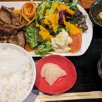 Taishuu Tsugutsugu Kicchin - 焼肉定食。1,580円
                        本文には記してないが小鉢や漬けもんも美味い
                        前回少なめに思えた白飯もかなりの盛り