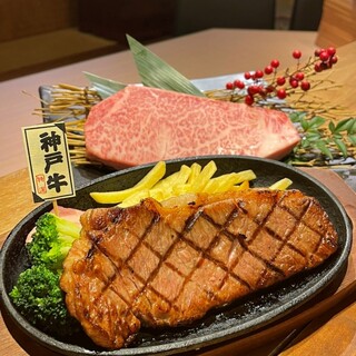 肉本来の旨み溢れるステーキも絶品。すき焼き風の卵だれでどうぞ